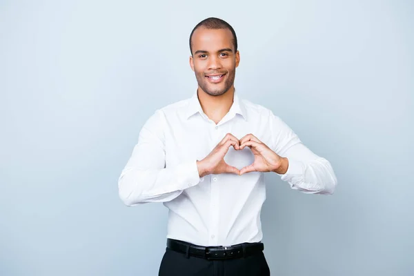 Jovem mulato cara no o puro luz fundo, sorrindo, wearin — Fotografia de Stock