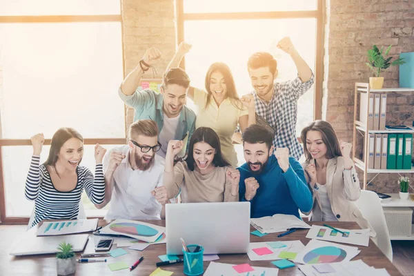 Concepto de éxito y trabajo en equipo. Grupo de socios comerciales con r — Foto de Stock