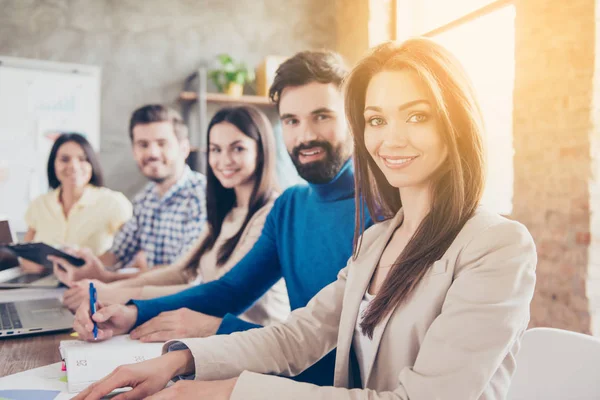 Concepto de trabajo en equipo. De cerca enfocado foto de cinco alegres su — Foto de Stock