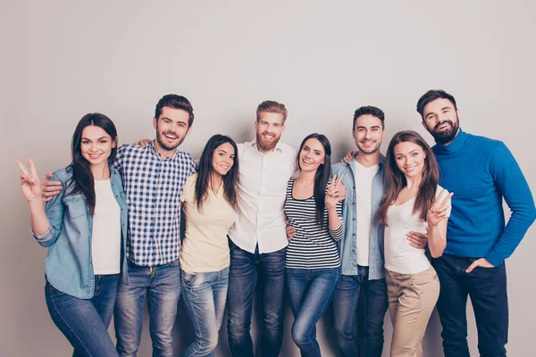Acht vrolijke jonge mensen omarmen en glimlachend op de pure ba — Stockfoto
