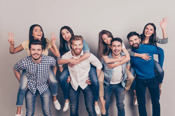 Libertad, amor, amistad, humor alegre. Felices novios jóvenes a — Foto de Stock