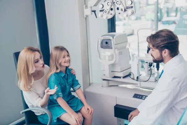 Consulta optometrista. Rubia mamá con alegre chica son talki — Foto de Stock