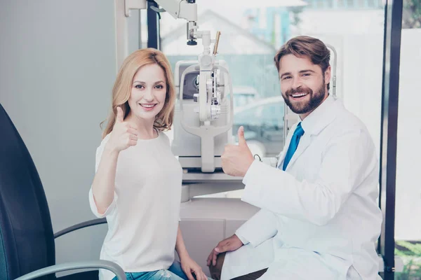 Atención médica, personas, visión y concepto de visión. Sonriente hombre optar — Foto de Stock