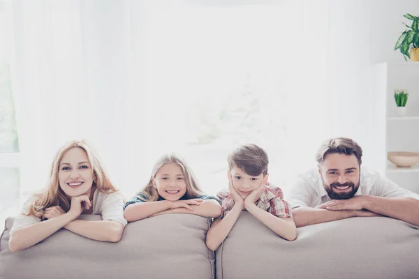 Šťastní rodiče a jejich veselé děti - malá blondýnka, brunet — Stock fotografie