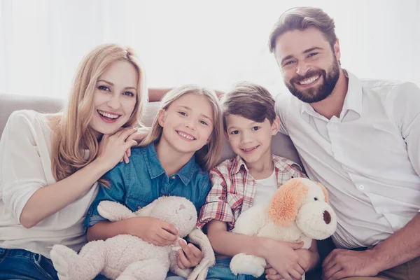 Familjeporträtt av fyra. Lyckliga föräldrar och deras glada barn b — Stockfoto