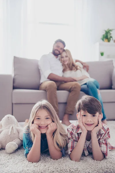 Vier fröhliche Verwandte. glückliche Eltern und ihre kleinen niedlichen Kinder — Stockfoto