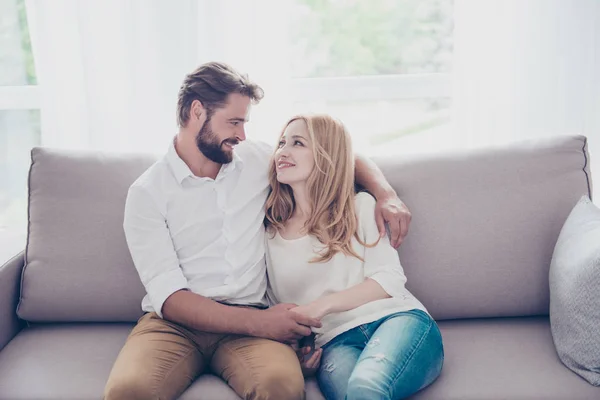 Tillsammans för evigt. Ett par unga vackra föräldrar är cuddli — Stockfoto