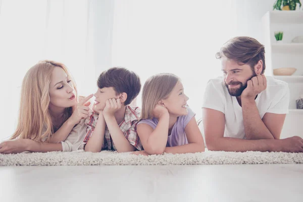 Familia feliz de cuatro. Rubia mamá y pequeño hijo, morena barbuda da — Foto de Stock