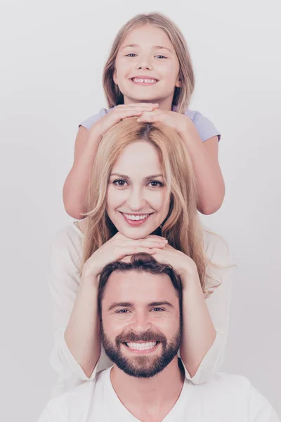 Foto di famiglia ritratto di tre. Genitori e piccola figlia bionda — Foto Stock