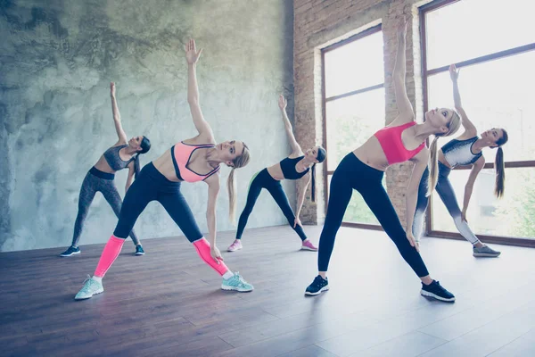 Wellness, Stretching und Gesundheitskonzept. fünf hübsche junge schlanke — Stockfoto