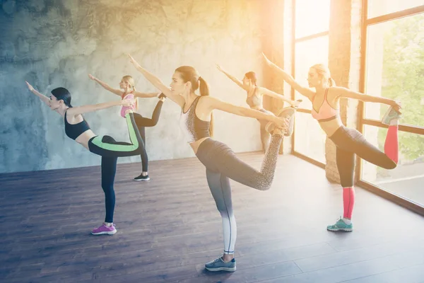 Flexibilität, Freiheit, Gelassenheit, Harmonie und Entspannung, Frauen glücklich — Stockfoto