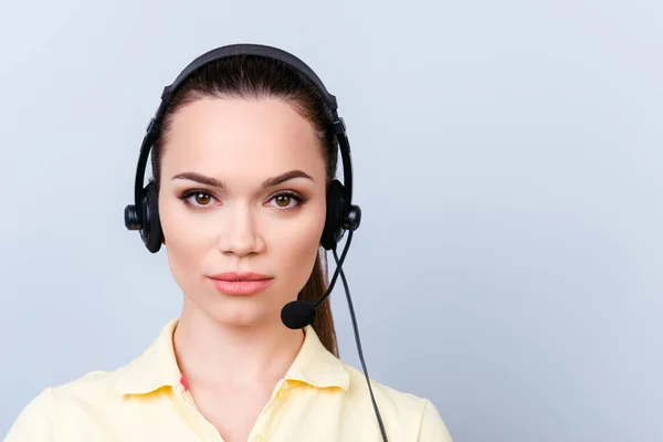 Portret van een schattige brunette oproep centrum operator in een hoofdtelefoon. S — Stockfoto