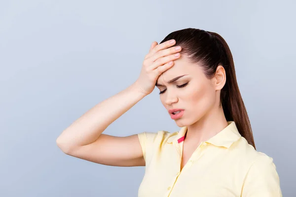 Die gestresste junge brünette Dame hat Kopfschmerzen und Fieber. sie i — Stockfoto