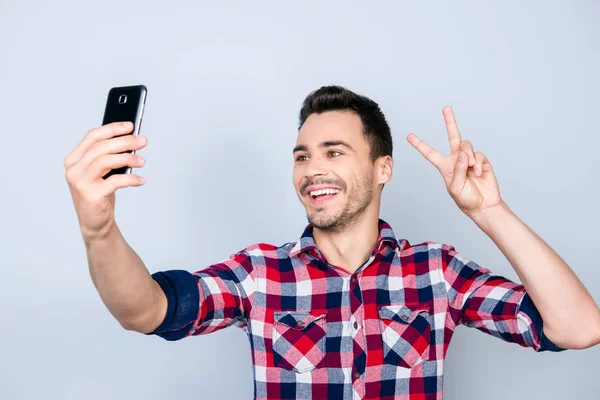 Hora da selfie! Jovem blogueiro funky está fazendo foto para o seu social — Fotografia de Stock