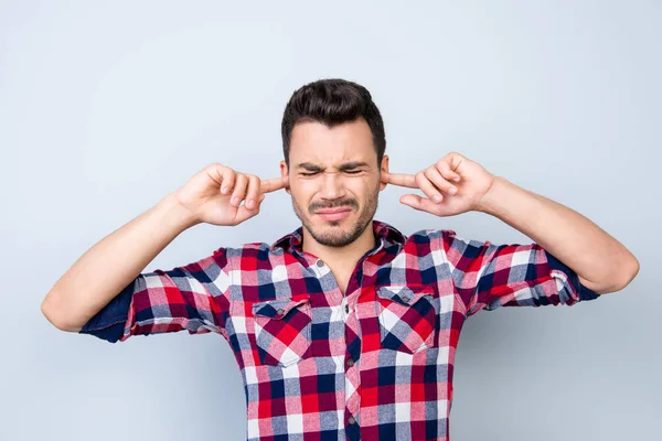 Przestań! Młody brunet facet hipster jest pokrycie jej uszy, bo o — Zdjęcie stockowe