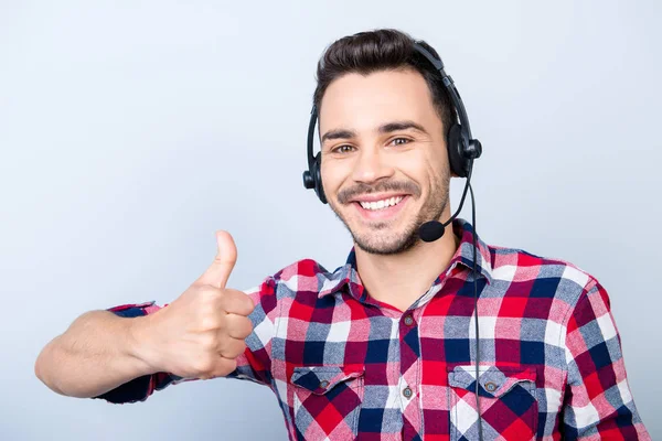 Sikeres fiatalember üzemeltetője a telemarketing mosolyog, wea — Stock Fotó