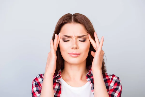 La cabeza explota, fuerte migraña. Luchando hermosa joven la — Foto de Stock