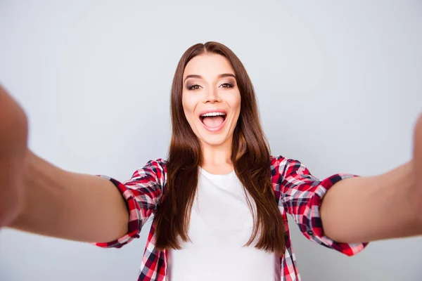 Selfie e umore funky! Attraente giovane donna bruna stupita è — Foto Stock