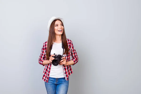 Молодая веселая брюнетка женщина туристический фотограф улыбается о — стоковое фото