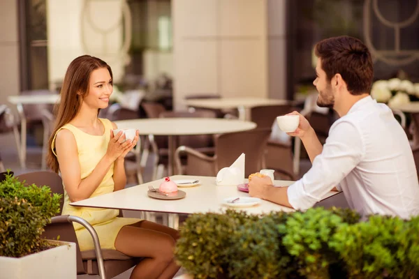 Yummy morning. Two cute lovers are sitting in light cafe on a su — Stock Photo, Image