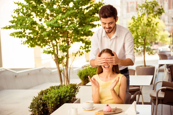 Yummy morning. Surprise for honey from her lover, in light cafe — Stock Photo, Image