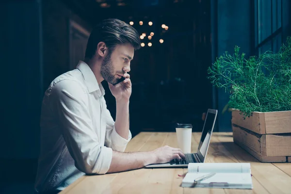 Zelfverzekerde knappe jonge man heeft een zakelijk gesprek, — Stockfoto