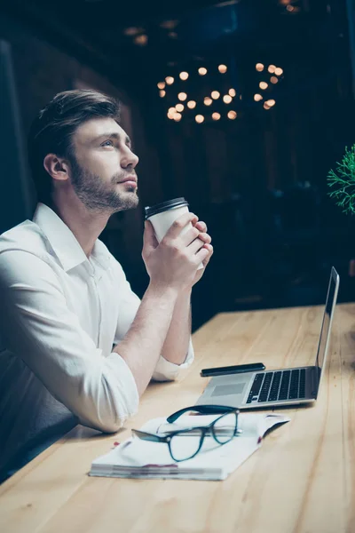 Joven escritor elegante autor bien vestido está disfrutando del té caliente en — Foto de Stock