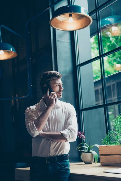 Joven empresario bien vestido está hablando en su teléfono móvil un — Foto de Stock