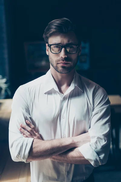 Joven jefe exitoso con cerdas, con gafas, bien vestido. Así que... — Foto de Stock