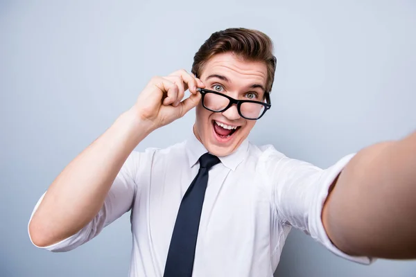 Flippige Stimmung eines aufgeregten jungen Mannes mit Brille und formalem Wir — Stockfoto