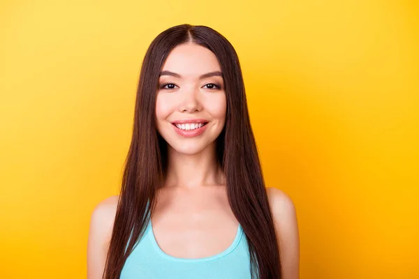 Primer plano retrato de joven encantadora asiática dama, de pie en la — Foto de Stock