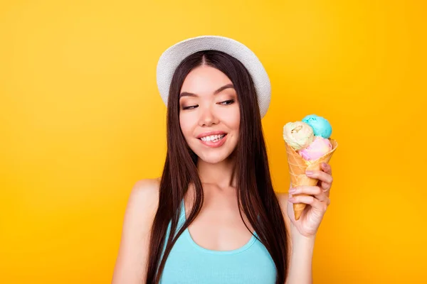 Jolie coréenne ludique touriste regarde la crème glacée — Photo