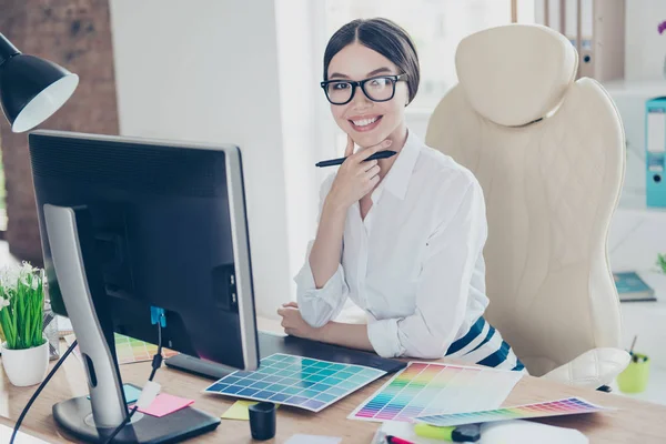 Succesvolle aantrekkelijke business lady ontwerper zit bij haar w — Stockfoto