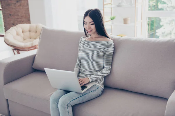 Närbild på ung glad asiatisk flicka att skriva i hennes laptop, sitter — Stockfoto