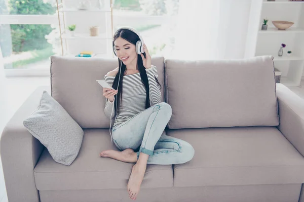 Upphetsad vacker Asiatisk tonåring lyssnar på musik i stora vita — Stockfoto