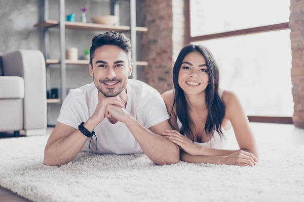 Amor verdadeiro. feliz bela casado latino mulato casal é chil — Fotografia de Stock