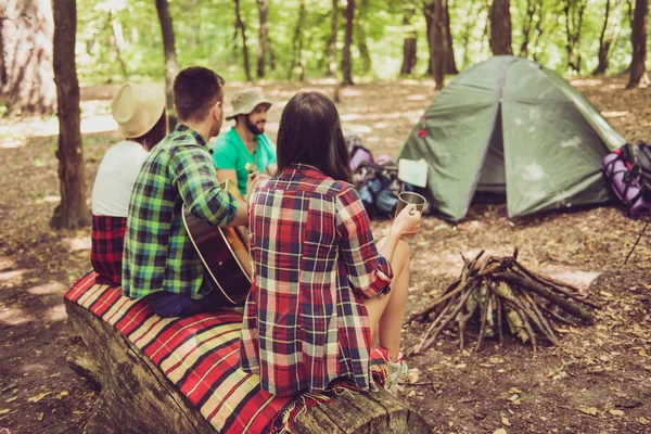 Trekking, camping y concepto de vida salvaje. Cuatro mejores amigos están de excursión en el bosque de primavera, las damas están hablando y riendo, todos están emocionados y ansiosos en el sendero de la selva — Foto de Stock