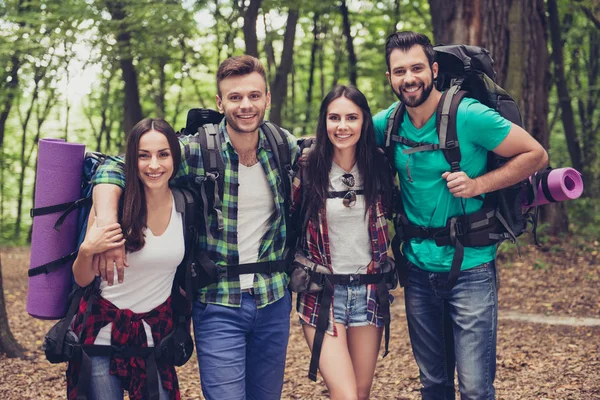Trekking, camping i koncepcja dzikiego życia. Czterech najlepszych przyjaciół są piesze wycieczki po lesie wiosna, panie są rozmawiając i śmiejąc się, wszyscy są podekscytowani i niepokoju w dżungli szlak — Zdjęcie stockowe
