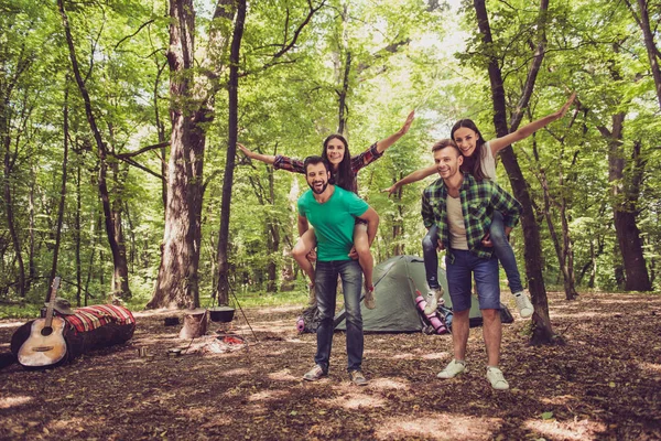 Trekking, kamp ve yaban hayatı kavramı. Dört iyi arkadaş bahar ormanda hiking, bayanlar konuşuyor ve gülüyor, heyecanlı ve endişeli orman iz — Stok fotoğraf