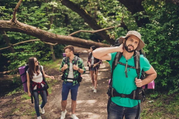 Primer plano retrato recortado de cuatro amigos alegres en el verano agradable madera. Son excursionistas, caminando y recogiendo lugar para acampar, abrazando, posando para la foto —  Fotos de Stock