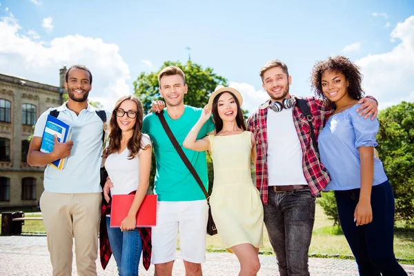 Compañero de clase, amistad internacional, verano, comunicación, educ — Foto de Stock