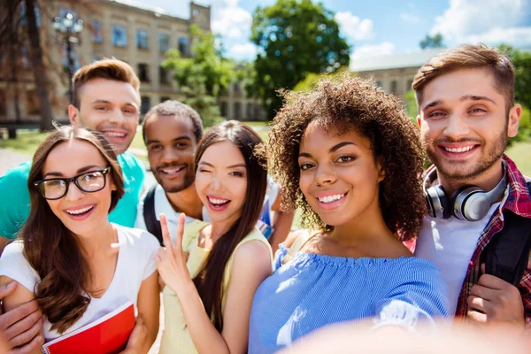 Selfie-Zeit! sechs internationale Studenten mit strahlendem Lächeln sind — Stockfoto