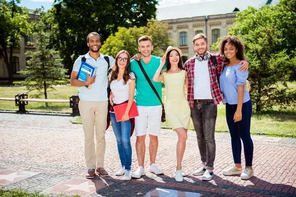 Estudiar juntos es divertido, trabajo en equipo, concepto de trabajo en equipo. Seis felices. — Foto de Stock