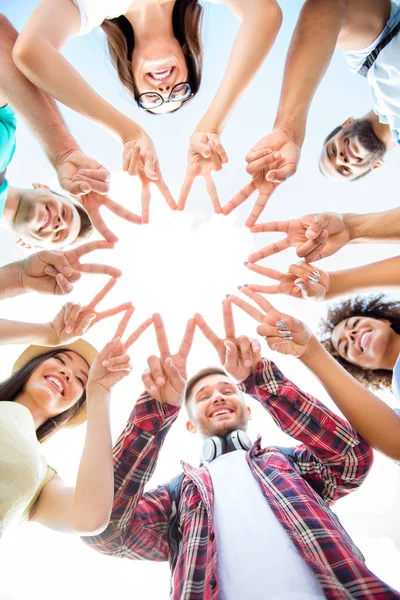 Unità e connessione delle persone. Topview degli studenti multietnici — Foto Stock