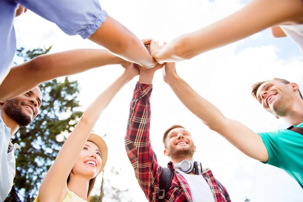 En för alla och alla för en! Låg vinkel av glada team av stude — Stockfoto