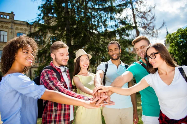 Vamos fazê-lo juntos! Seis estudantes internacionais felizes colocando — Fotografia de Stock