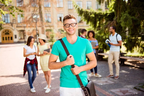 Det är mer lätt tillsammans! Sex glada klasskamrater sitter på pläd på det gröna gräset i spring park nära campus och studie, förbereder sig för tentor, tester, tittar i kameran och leende — Stockfoto