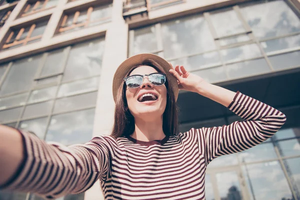 Funky selfie time ! excité jeune fille fait tourné sur un appareil photo — Photo