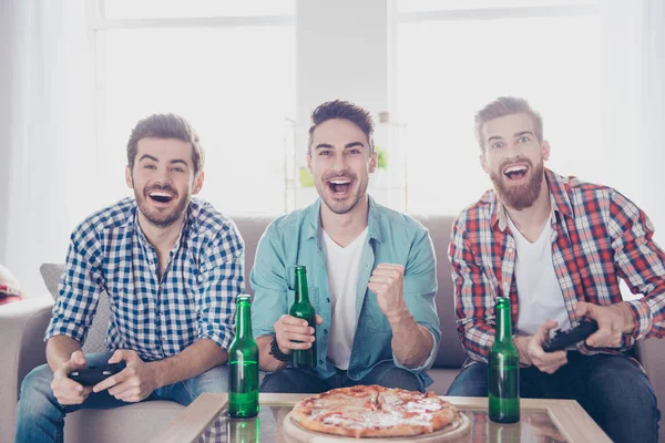 ¡Somos los campeones! La vida de un hombre soltero. Tres feliz alegre mí — Foto de Stock