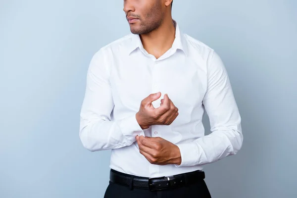 De cerca foto recortada de joven guapo africano empresario de derecho — Foto de Stock